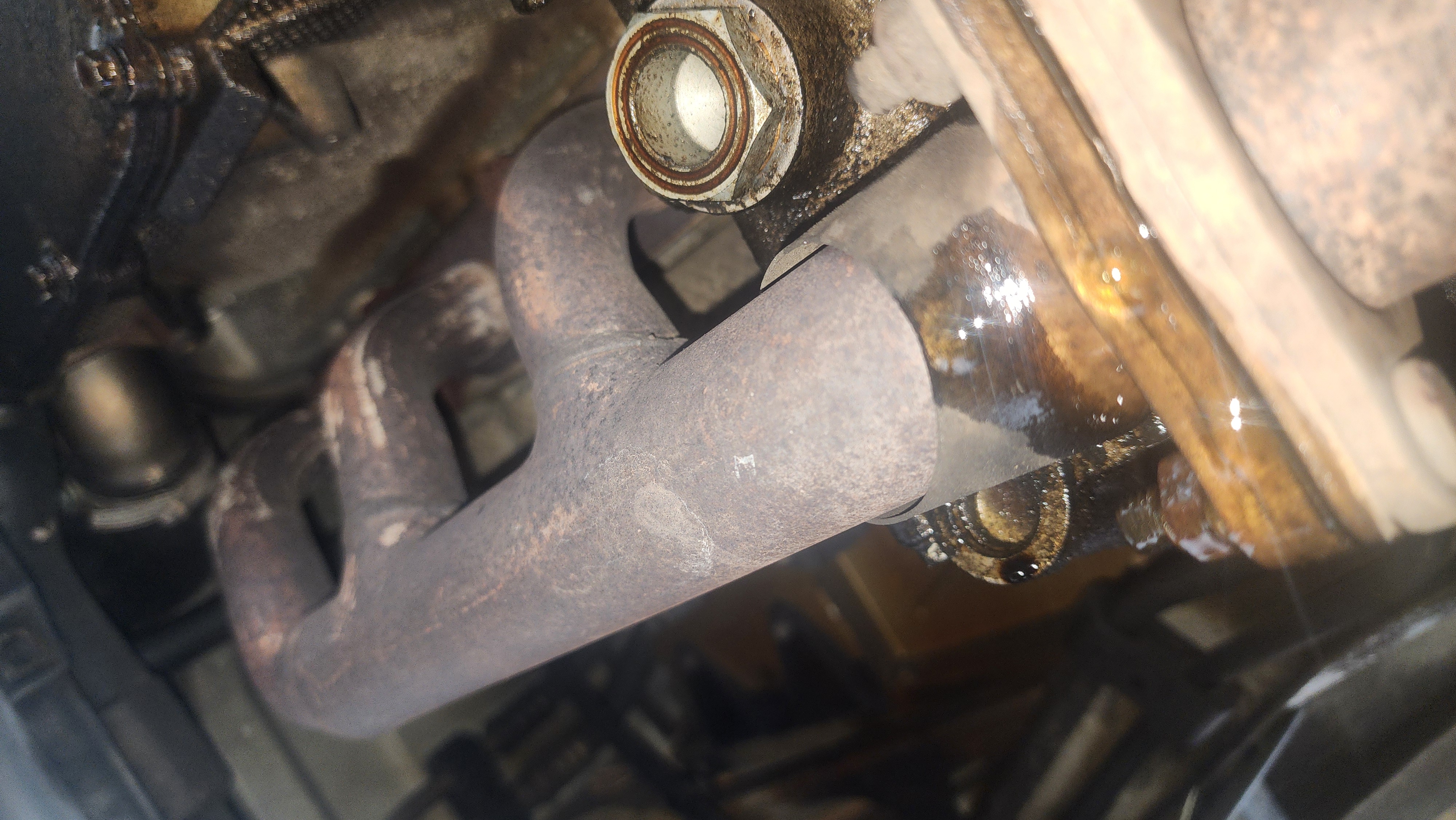 Close-up of the oil seepage area between engine and transmission